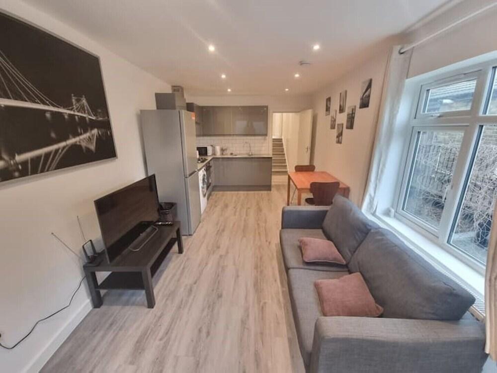 Fresh Apartment in London Southfields before Wimbledon - Tap to explore photos