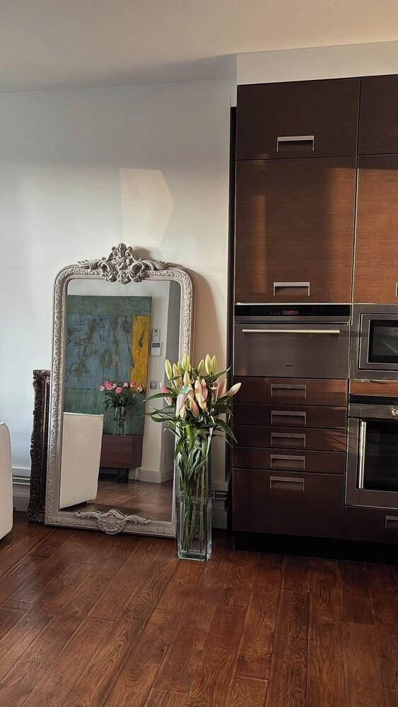 Golden triangle luxury apartment - Tap to explore photos