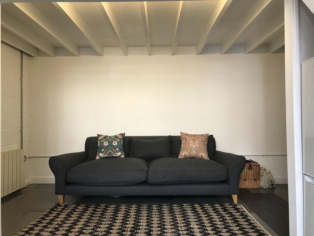 Gorgeous Canalside Loft in Hackney! - Tap to explore photos