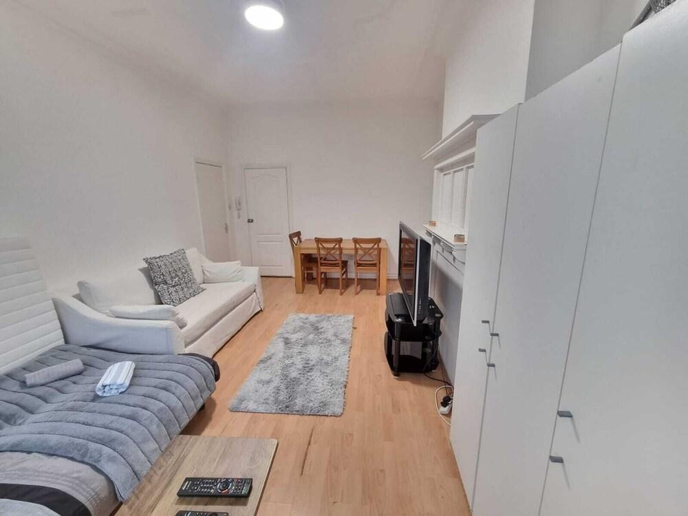 Garden Flat-Central on Golders Green Road - Tap to explore photos
