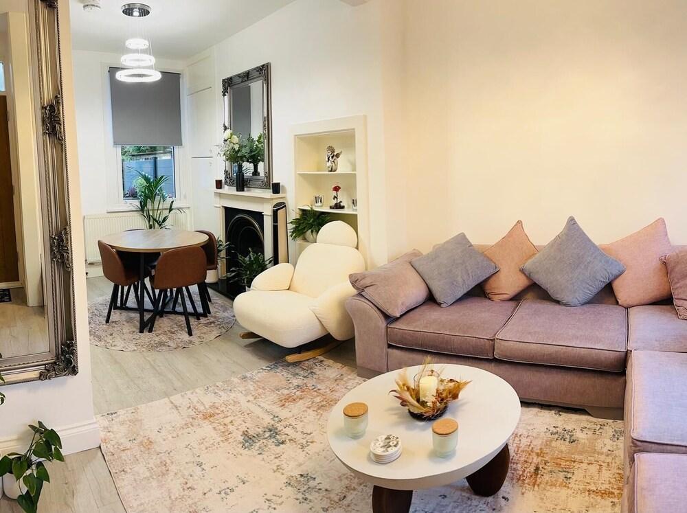 Highgate , 2 bedroom house with a garden!