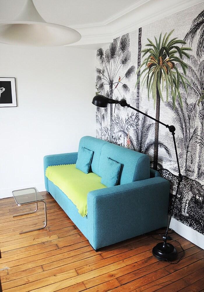 Independent Guest Annex With Balcony - Tap to explore photos