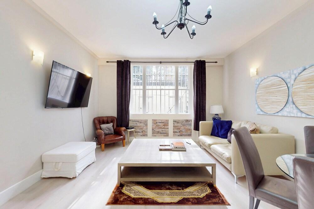Inviting 2BR Flat | Near Museums & Hyde Park - Tap to explore photos