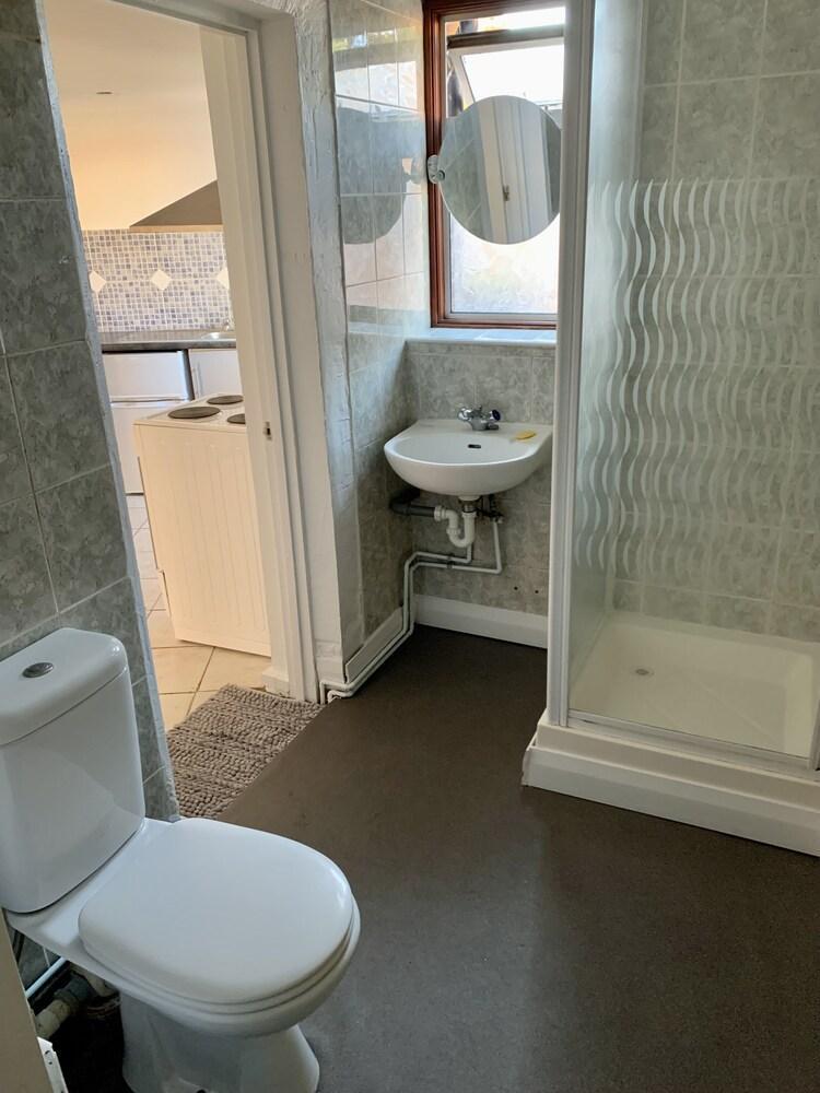 Gorgeous 1 bedroom studio flat with garden - Tap to explore photos