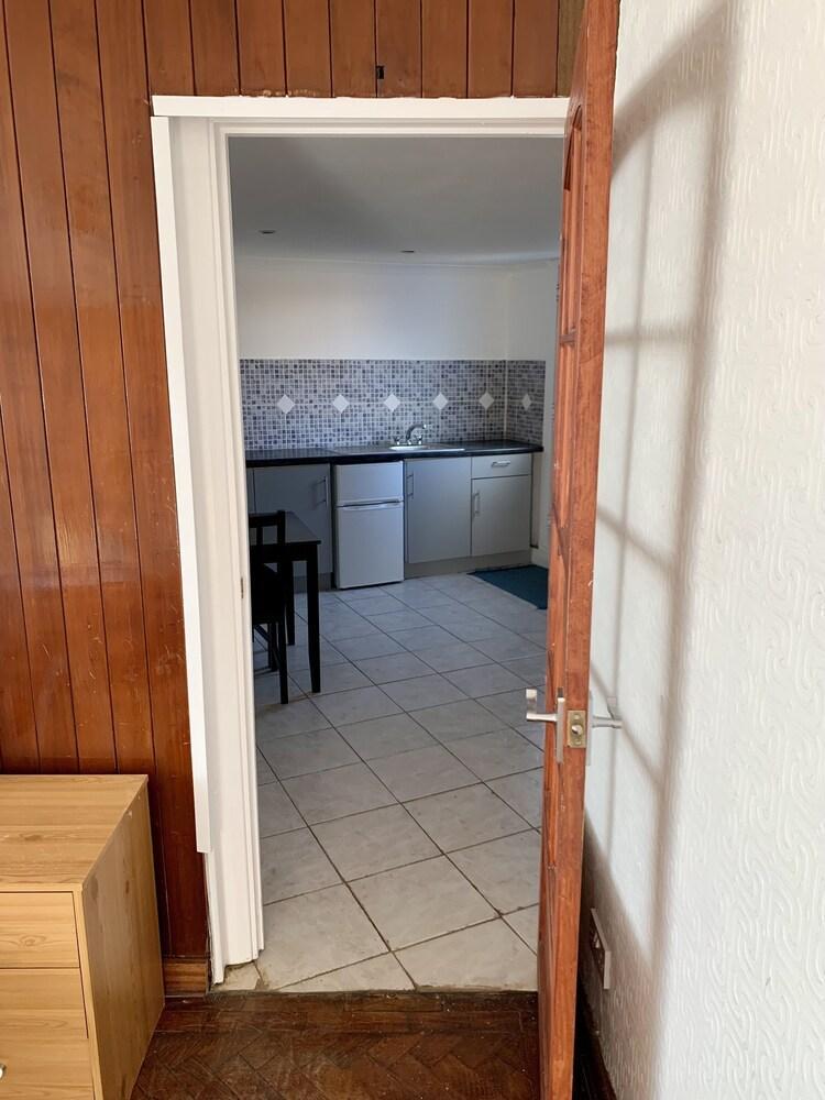 Gorgeous 1 bedroom studio flat with garden - Tap to explore photos