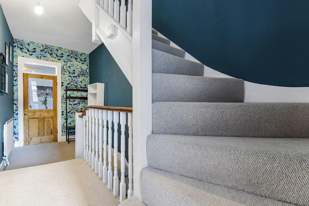 Handsome Family Home / Peaceful, Next to Park