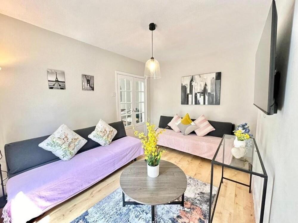 Hyde Park Comfortable Family Apartment - Tap to explore photos