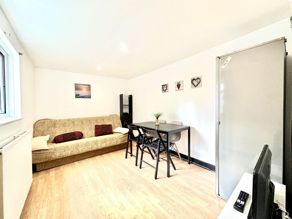 Kings Cross Apartments Flat A - Tap to explore photos