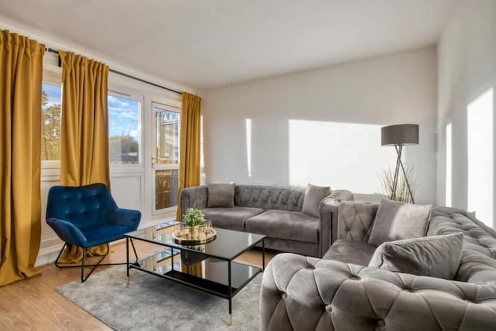 Kings Cross Apartment 4 BR - Tap to explore photos
