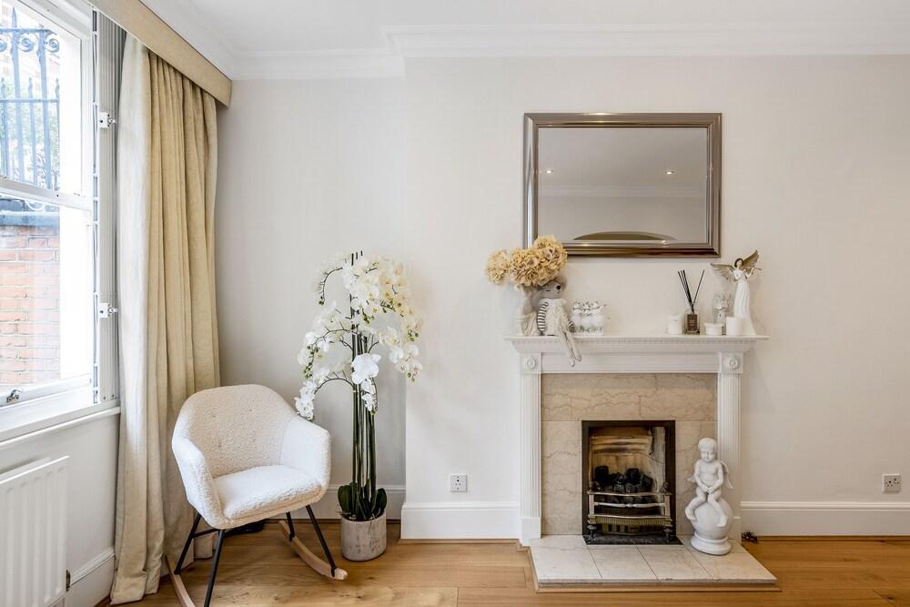 Kensington Elegant Classic Apartment - Tap to explore photos