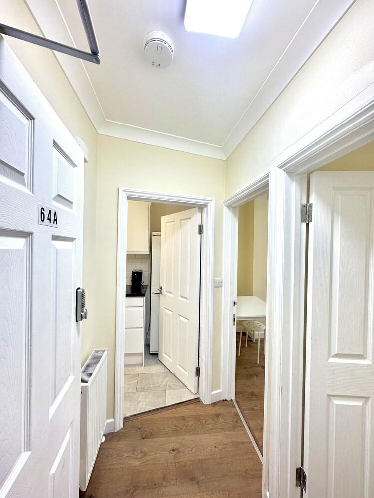 London Euston Guest House - Tap to explore photos