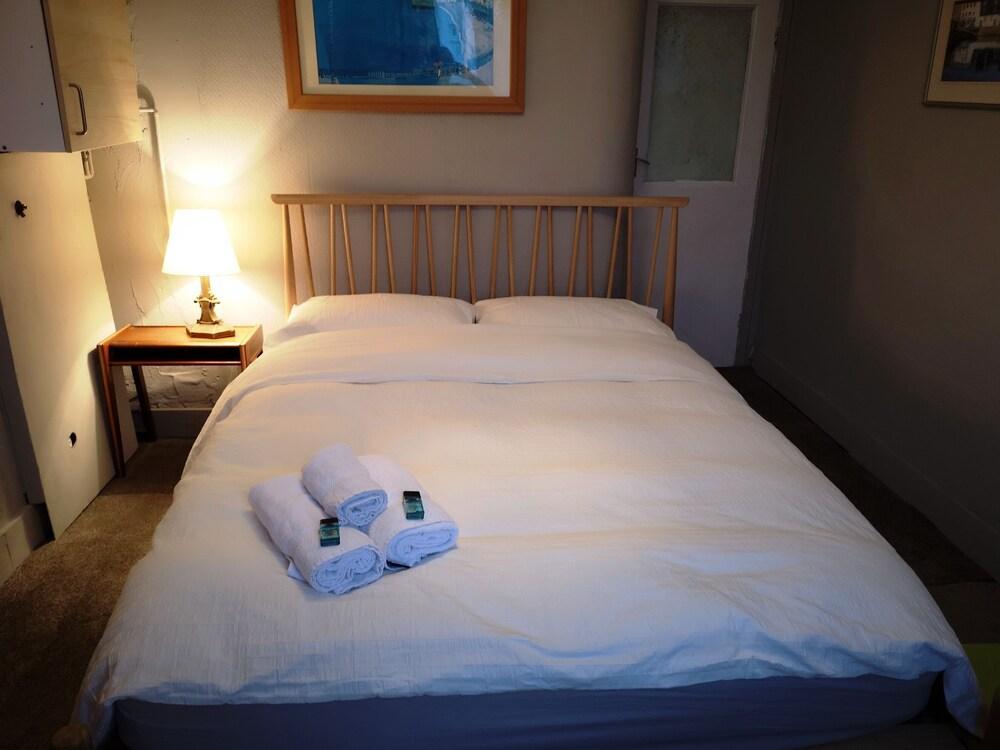 King-size bed B&B + self-catering