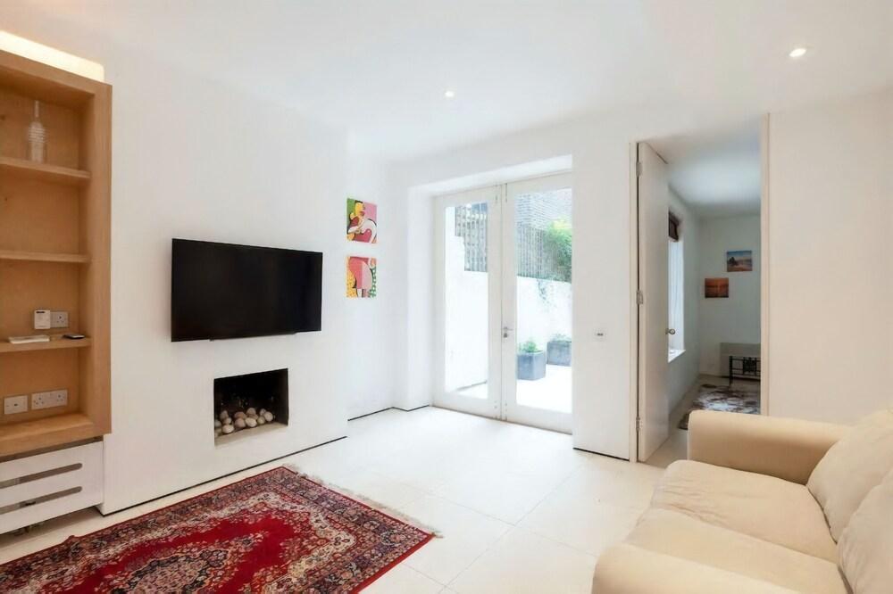 Large one bedroom flat inPimlico - Tap to explore photos