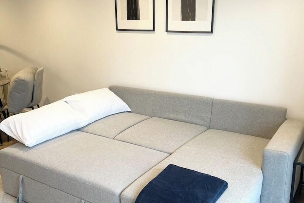 Large Spacious Modern Flat 1 Minute from station - Tap to explore photos