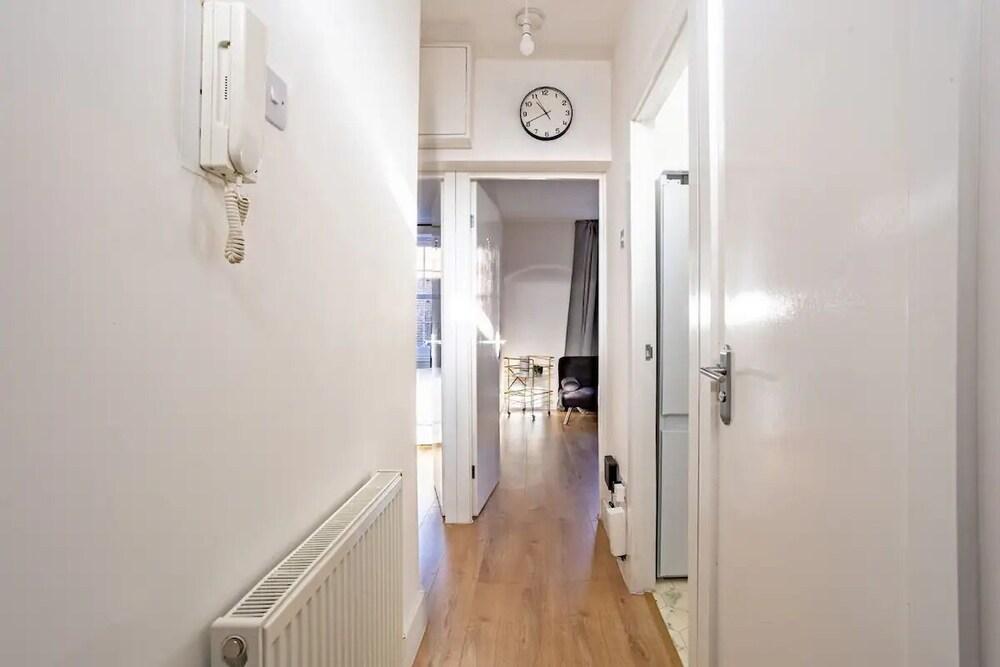 Lovely 3 Bed Flat in London - Tap to explore photos