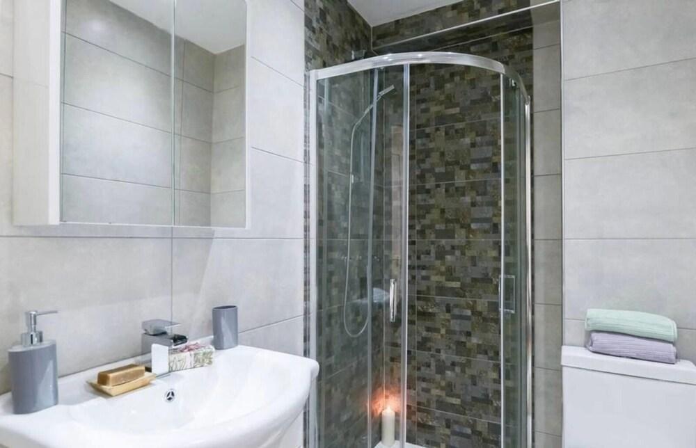 Lovely and functional studio in Central London - Tap to explore photos
