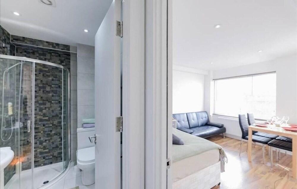Lovely and functional studio in Central London - Tap to explore photos