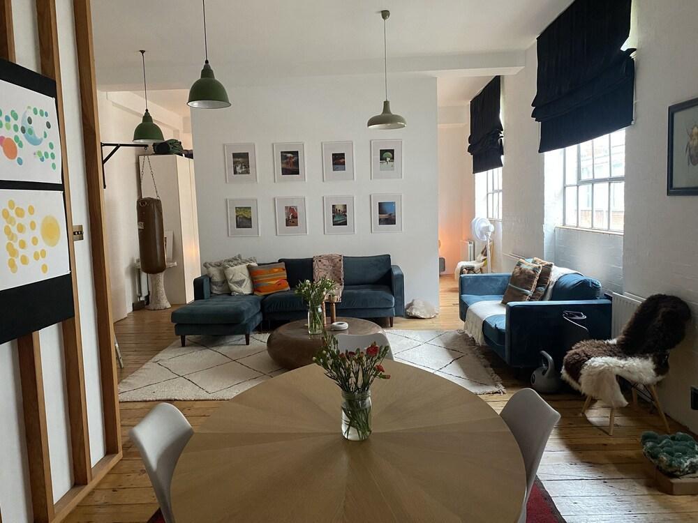 Large Trendy Apartment - Tap to explore photos