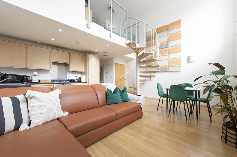Loft Apartment in Islington - Tap to explore photos
