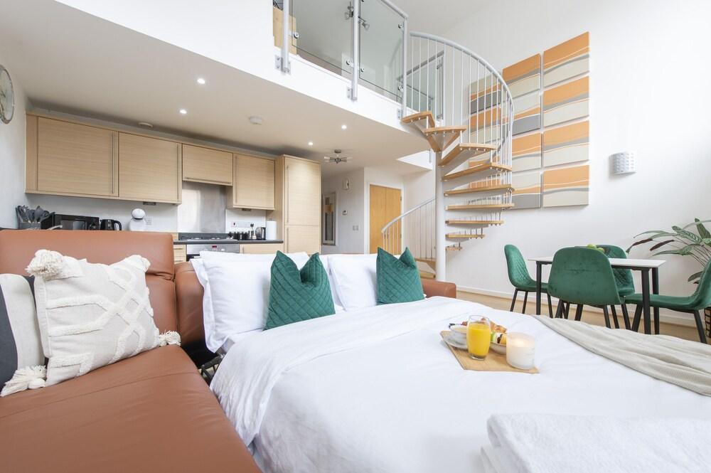 Loft Apartment in Islington - Tap to explore photos