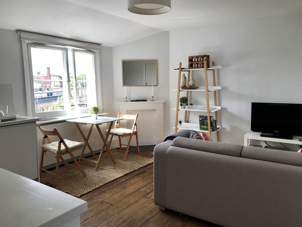 Lovely top floor 1 bed flat - Notting Hill Gate - Tap to explore photos