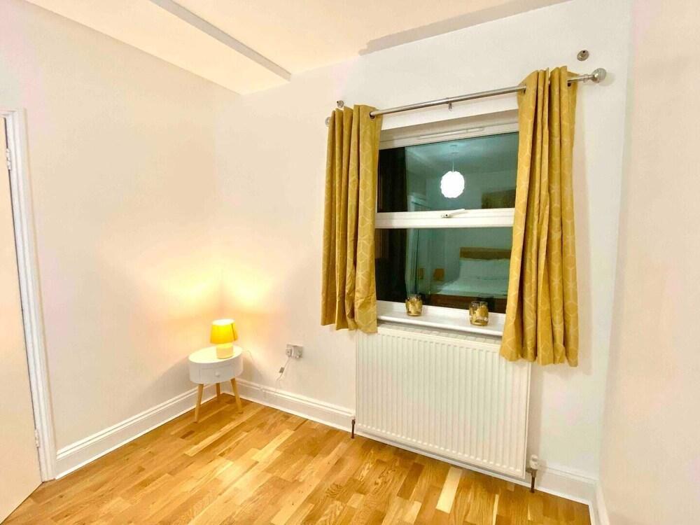 London apartment - Tap to explore photos