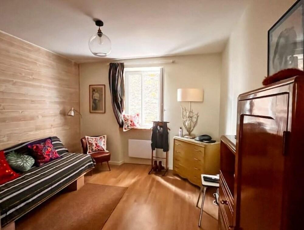 Lovely 2 room flat Paris Montmartre - Tap to explore photos