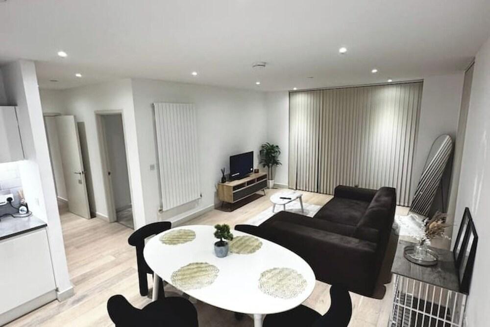 Luxury 2Bed 2bath with Balcony - Tap to explore photos