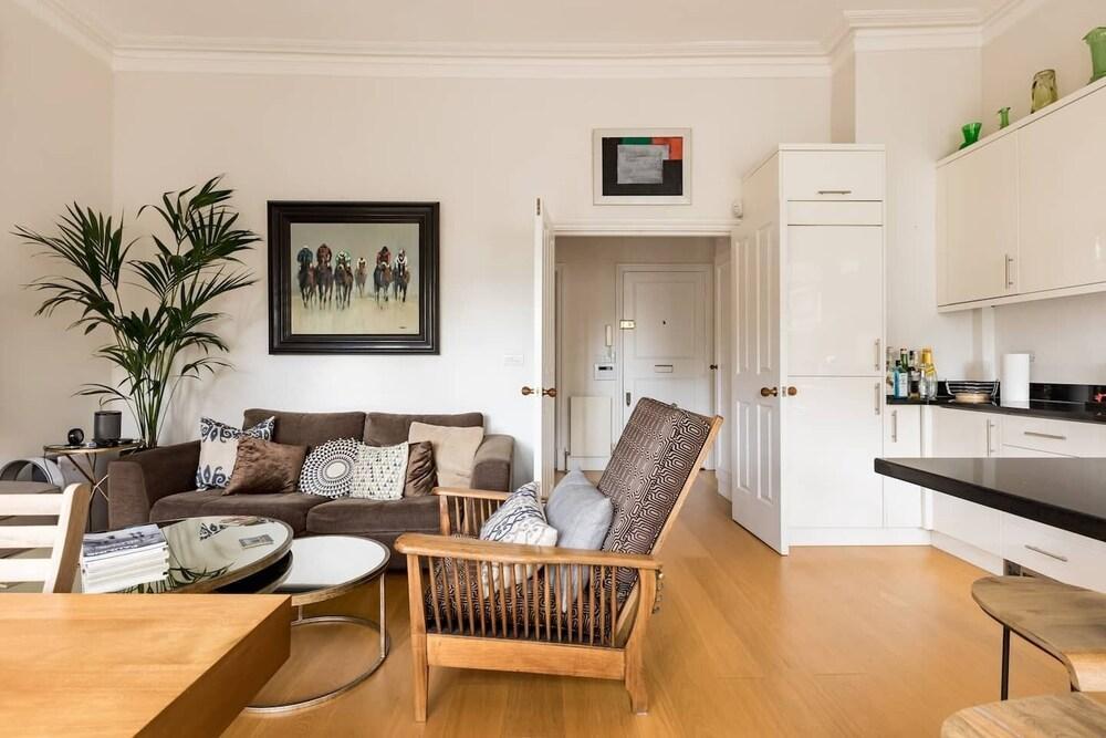 Luxury, spacious apartment with garden view - Tap to explore photos