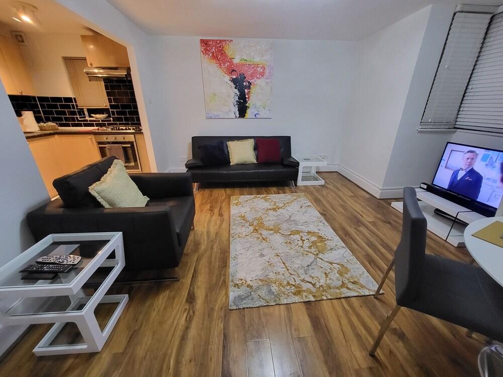 London City Modern Apartment - Tap to explore photos