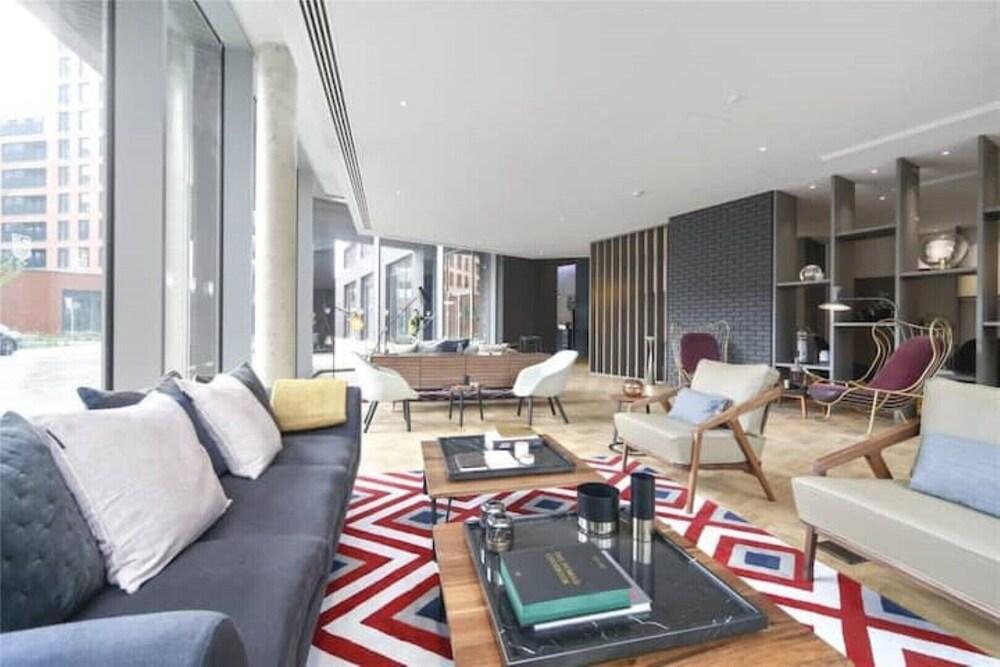 London Luxury Apartment-Panoramic Skyline Views - Tap to explore photos