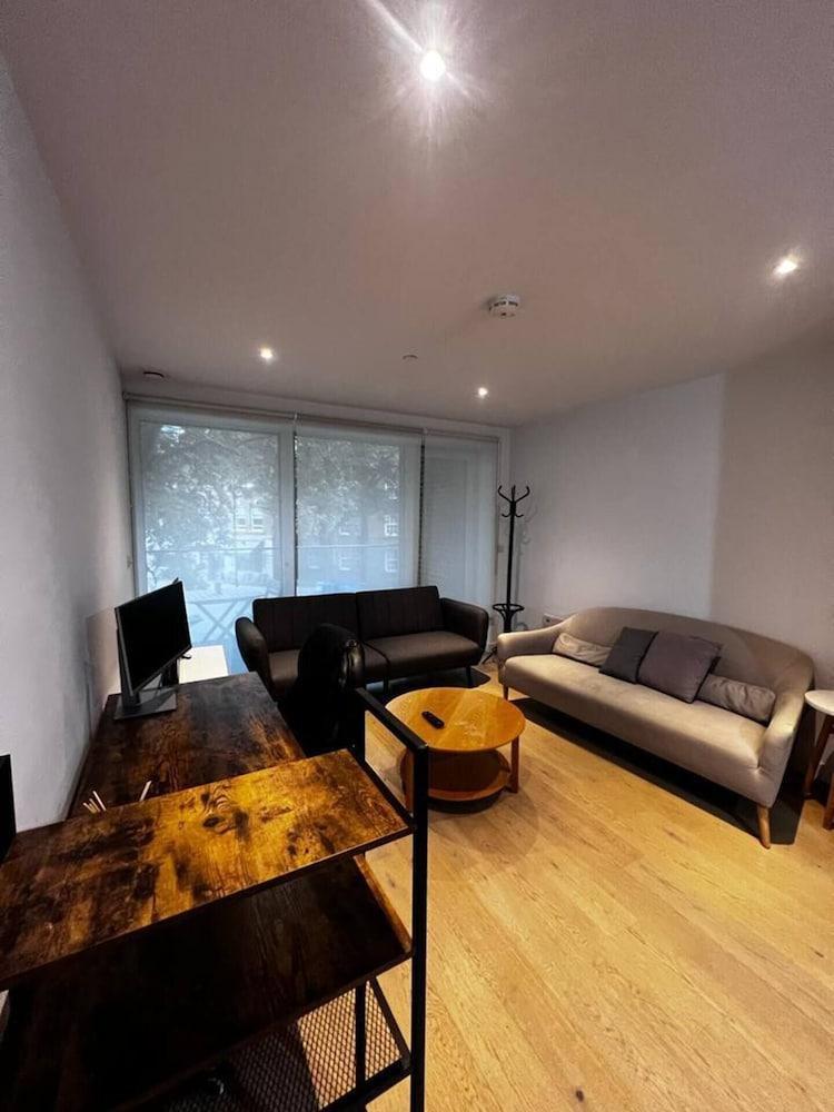 London (Southwark) Zone 1 Apt - Tap to explore photos