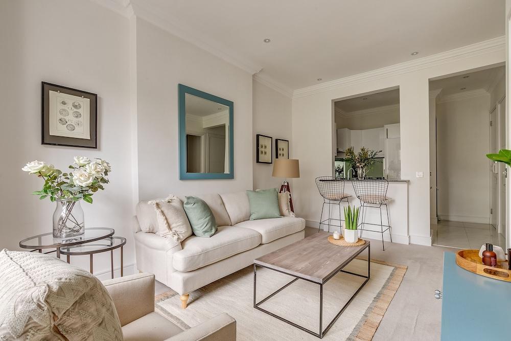 Luxury 1bed Flat on Eccleston Square - Tap to explore photos