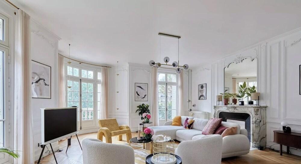 Luxury Apartment 4 BD, Parc Monceau - Tap to explore photos