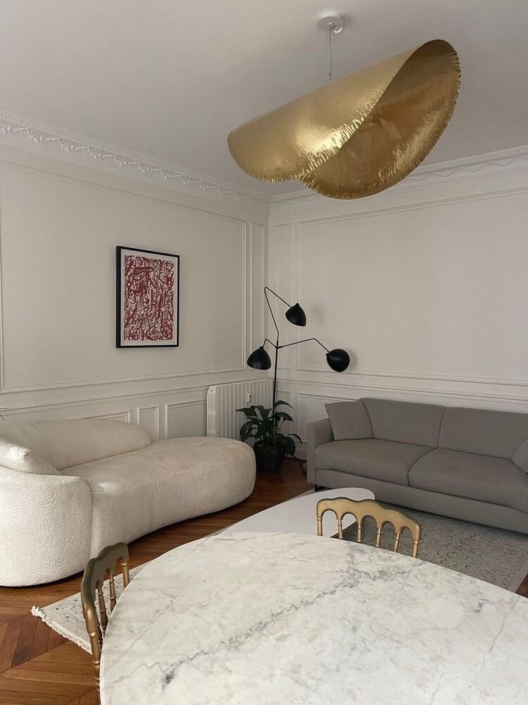 Luxury and secure family apartment between Arc de Triomphe and Eiffel Tower
