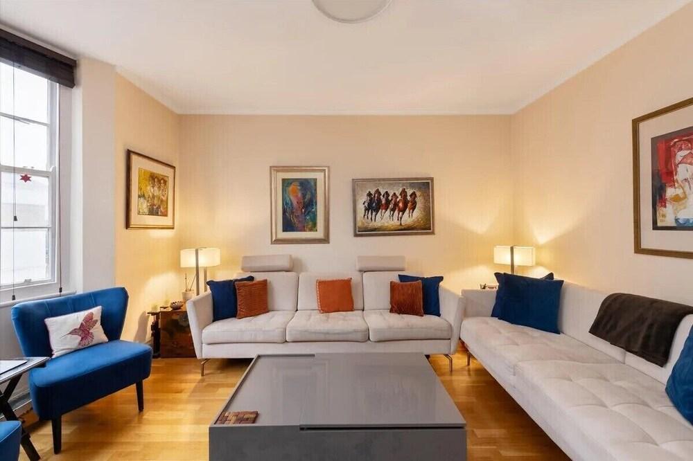 Lovely 2 Bedroom Flat - Tap to explore photos
