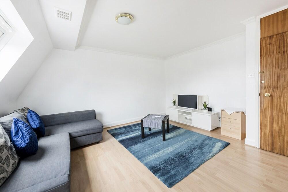 Lovely 3 bed apartment by Hyde Park - Tap to explore photos