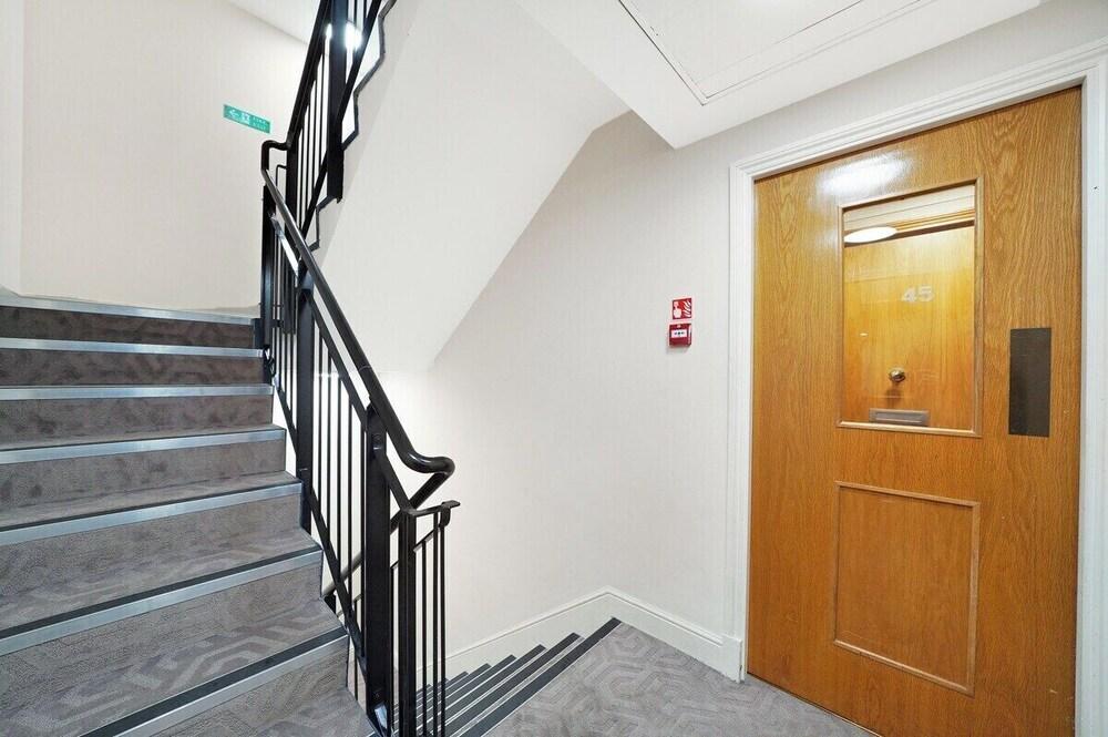 Lux 3-Bed 3-Bath Apt, Terrace, Underground Parking