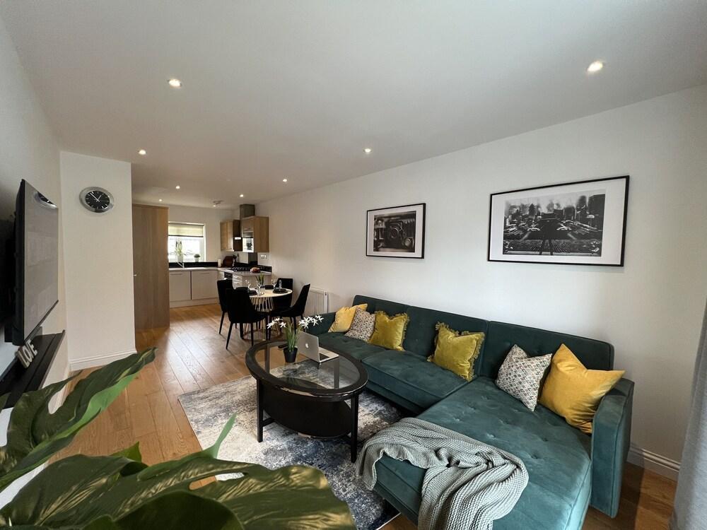 Luxurious & Modern Flat, Close To London And Shops - Tap to explore photos
