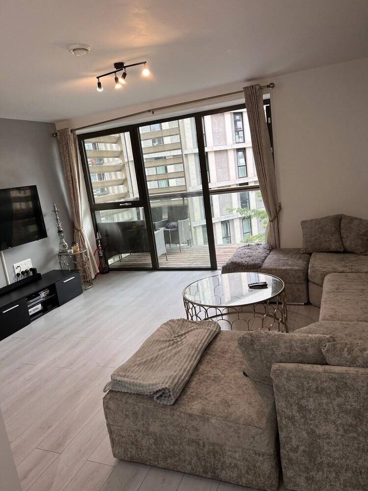Luxury London apartment - Tap to explore photos
