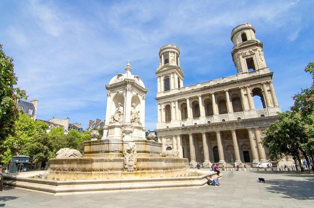 LUXURY SECURED SAINT GERMAIN DES PRES (968 Sqf)