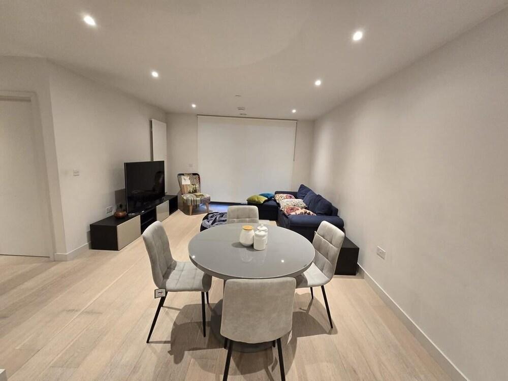 Luxury Stay in Canary Wharf Private Balcony Steps from DLR