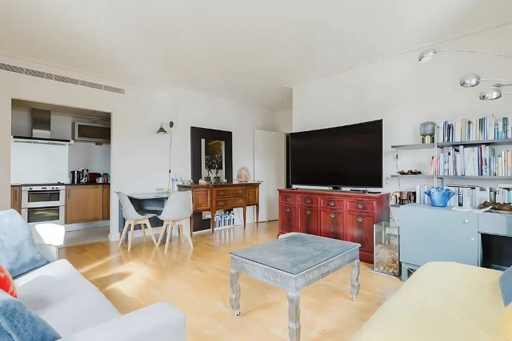Luxury 2HK Flat in Prestigious Canary Wharf Location. - Tap to explore photos