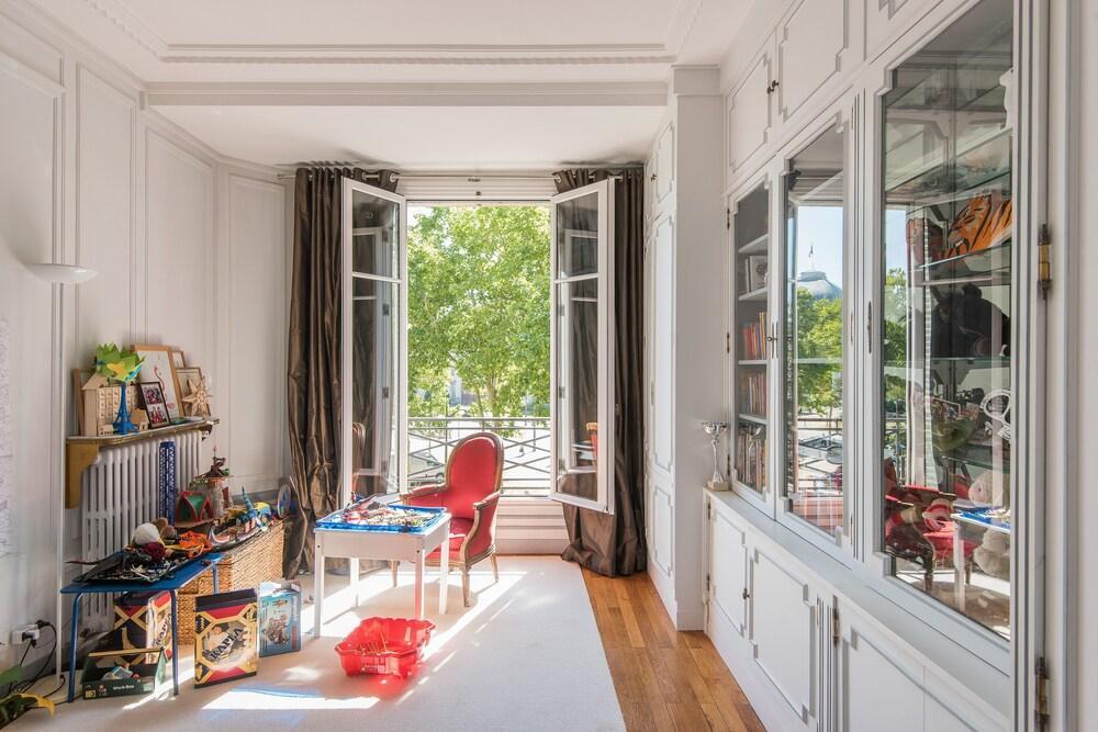 Luxurious on the Champ de Mars, Eiffel & Ecole Militaire views, Balconies, Air C - Tap to explore photos