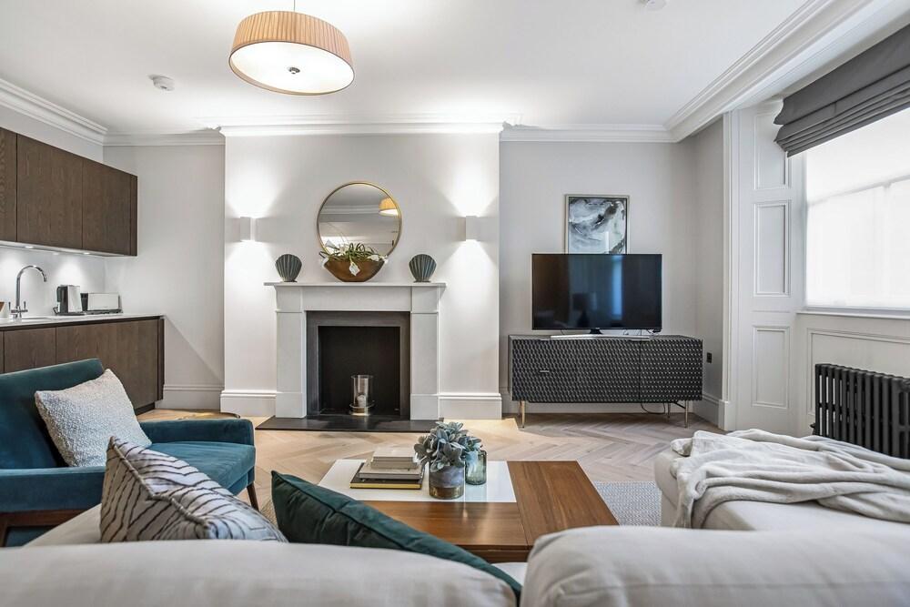 Luxury 2-Bed Hyde Park Apartment - AC - Sleeps 6 - Tap to explore photos