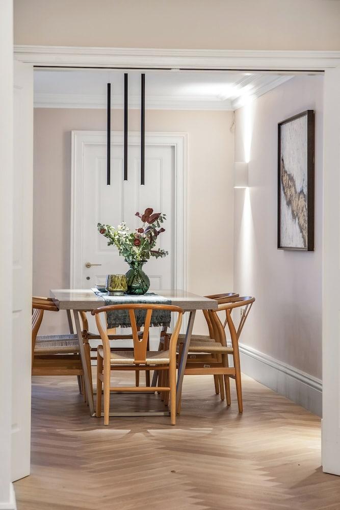 Luxury 2-Bed Hyde Park Apartment - AC - Sleeps 6 - Tap to explore photos