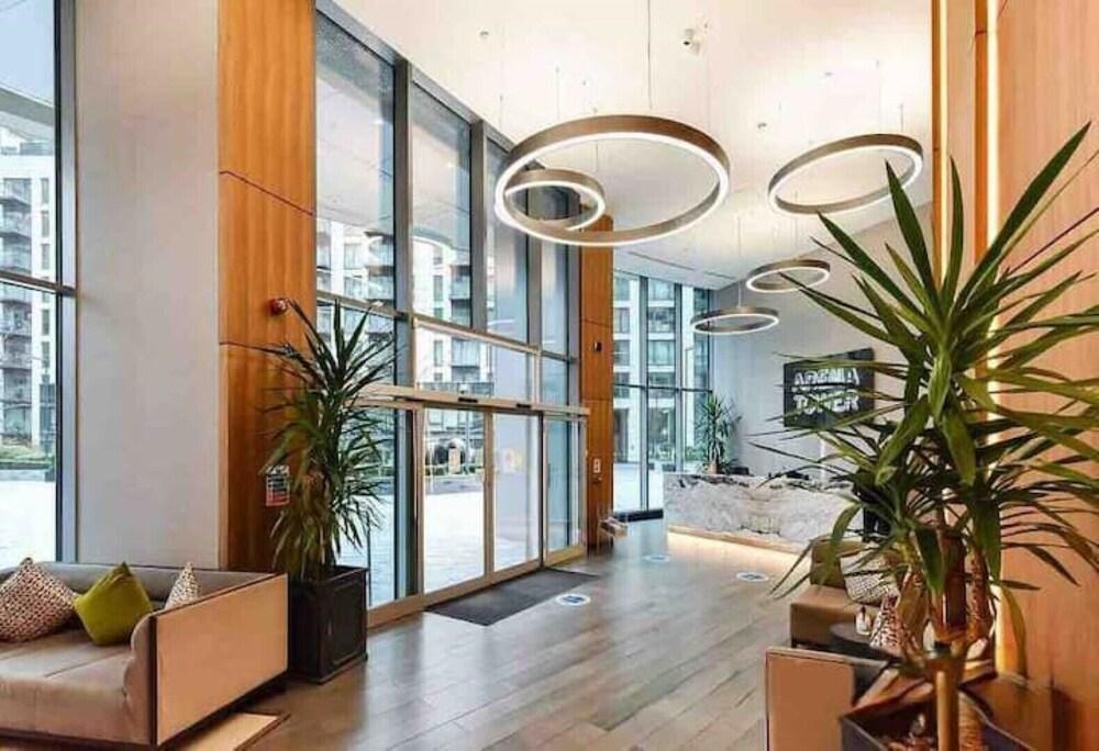 Luxury Canary Wharf Riverside Apartment - Views