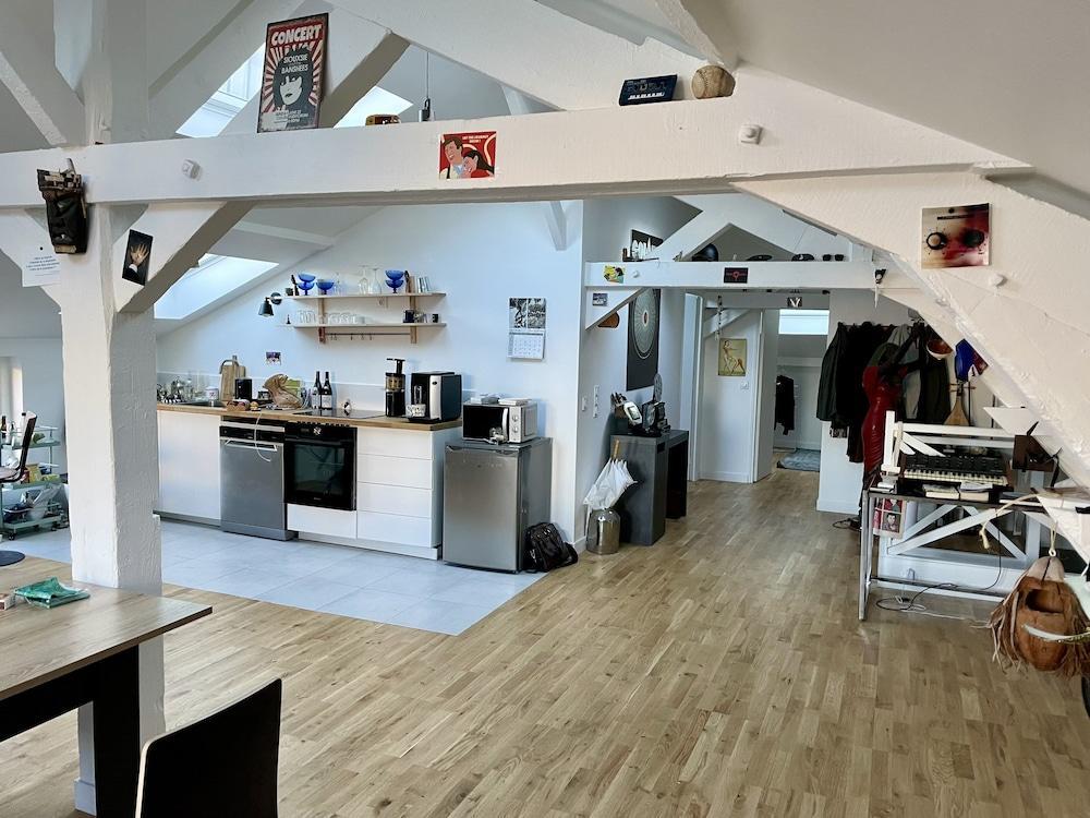 magnificent loft located in the trendy 11th district.