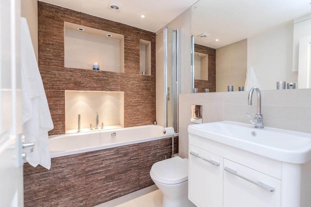 LUXURY AND SPACIOUS 4 BEDS FOR THE LARGER GROUPS - Tap to explore photos