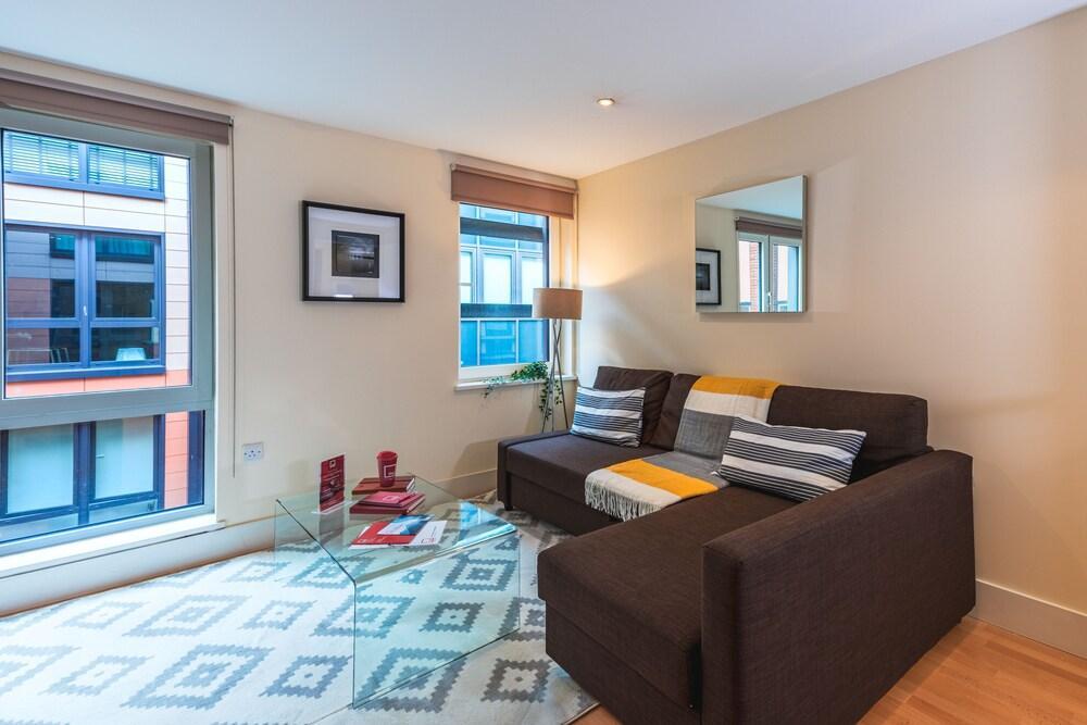 Modern & Spacious  One Bed Serviced Apartment near Blackfriars